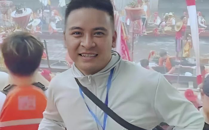 Chàng trai đeo tấm bảng 'tôi có 2 tòa nhà' ra đường để tuyển vợ