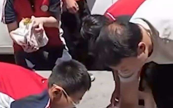Đổ cả xe đồ ăn giữa đường, nam shipper bất ngờ trước hành động của nhóm học sinh ngay sau đó