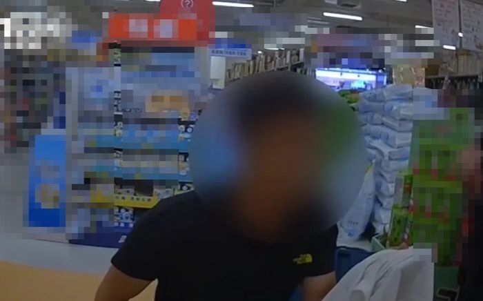 Gặp lại con trai sau 4 năm xa cách, người đàn ông bật khóc tại đồn cảnh sát