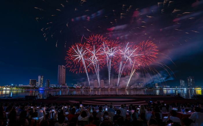 Mãn nhãn đêm pháo hoa đầy cảm xúc, bừng sáng bầu trời Đà Nẵng