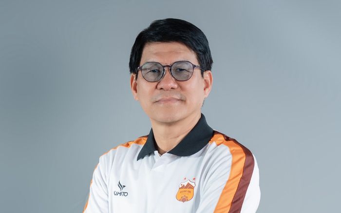 HLV Vũ Tiến Thành chọn ngã rẽ mới sau cái gật đầu của bầu Đức