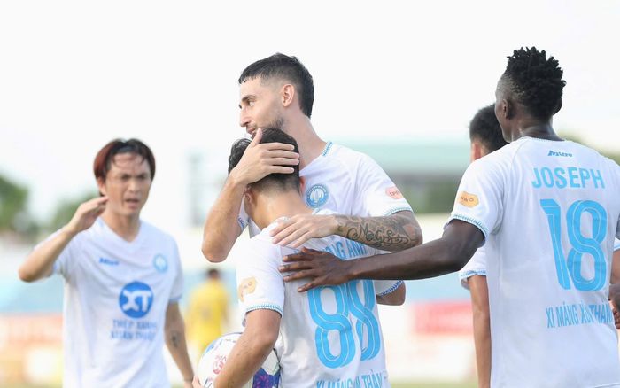 Tiền đạo thay Xuân Son tỏa sáng giúp Nam Định vô địch V.League