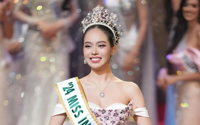 Hoa hậu Thanh Thủy gây tranh cãi vì một hành động khi chụp ảnh