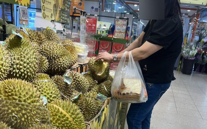 Phẫn nộ người phụ nữ liên tục tách sầu riêng tại siêu thị mà không mua