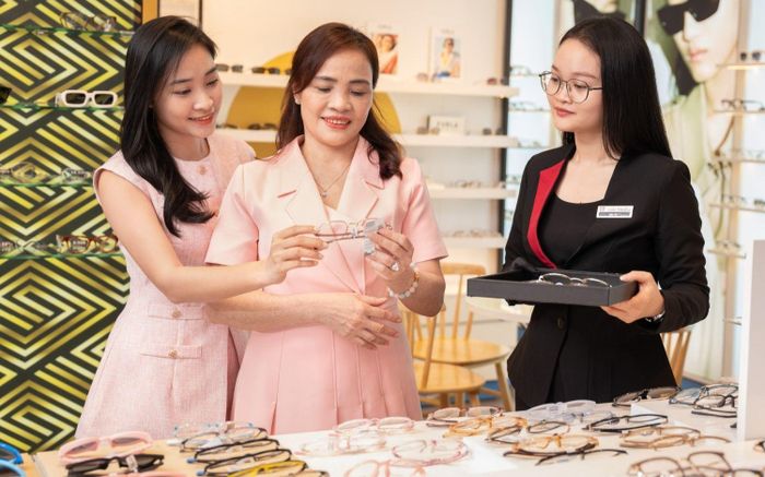 Bỏ xa cuộc chiến giá, mắt kính Hải Triều "đua" vì chất lượng