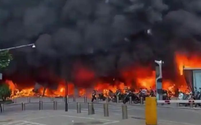 Bãi đỗ xe bốc cháy ngùn ngụt, hàng chục xe máy và xe điện bị thiêu rụi