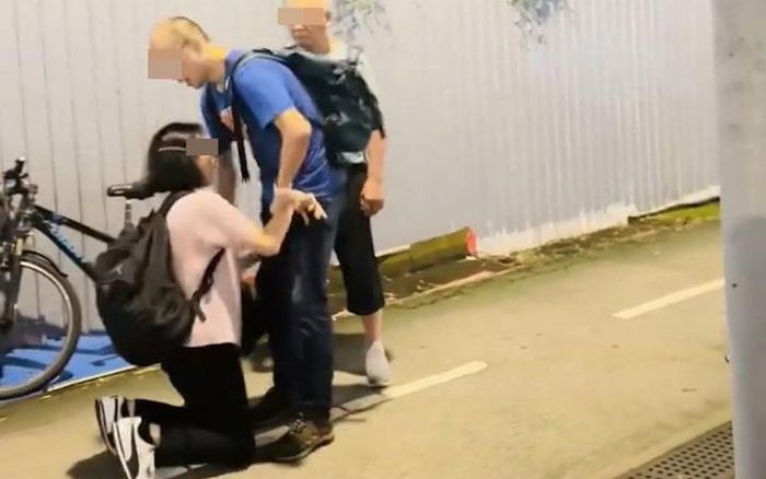 Người mẹ quỳ gối trước mặt con trai trên đường, nghe xong lý do ai cũng nghẹn ngào