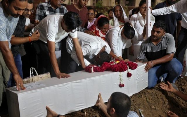 Tang lễ sau thảm kịch rơi máy bay tại Ấn Độ: Người thân khóc nghẹn bên quan tài, người chờ giám định ADN