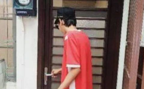 Xót xa chàng trai bị cha giam lỏng trong căn hộ thuê suốt 21 năm, không giấy tờ tùy thân