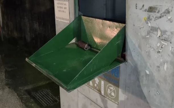 Thùng tái chế quần áo cũ rung lắc dữ dội lúc nửa đêm, người dân vội báo cảnh sát