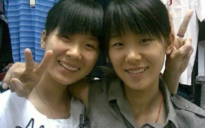 Là bạn thân nhiều năm, 2 cô gái sững sờ khi phát hiện là chị em ruột