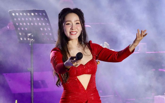 Phương Linh chia micro nhờ hát, khán giả đồng loạt phản ứng mạnh