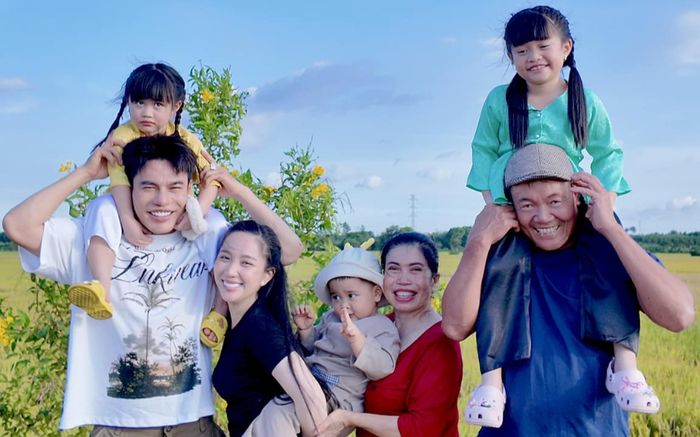 Con trai Lê Dương Bảo Lâm đỡ bà nội bị ngã, nói một câu khiến ai cũng nghẹn lòng