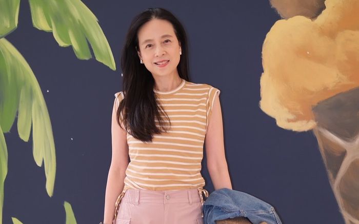 Madam Pang ăn diện trẻ như gái đôi mươi