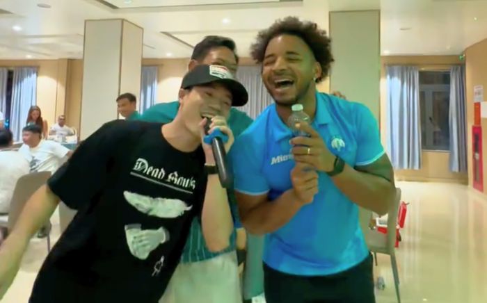 Văn Toàn - Xuân Son 'quẩy' hết mình với bài hát của Hoà Minzy