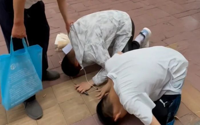 Hai anh em sinh đôi quỳ lạy ông nội sau kỳ thi quan trọng, nhiều người bật khóc