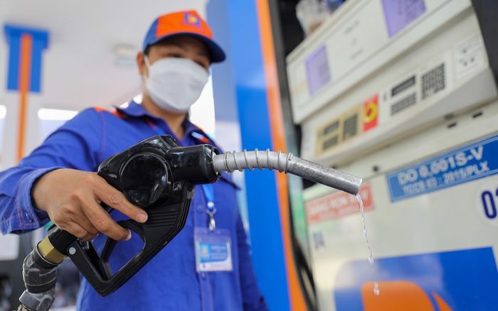 Giá xăng dầu hôm nay 18/6: Tăng cực mạnh