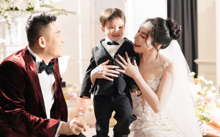 Hồ Quỳnh Hương lần đầu tung bộ ảnh gia đình, quý tử chiếm trọn spotlight