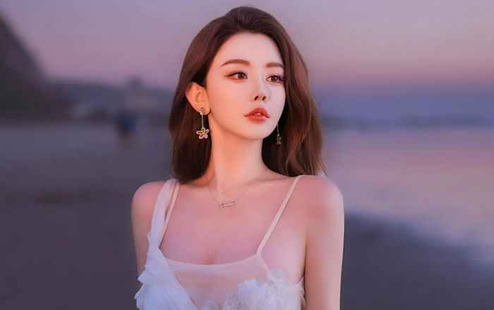 Chân dung bạn gái mới kém Phùng Thiệu Phong 19 tuổi