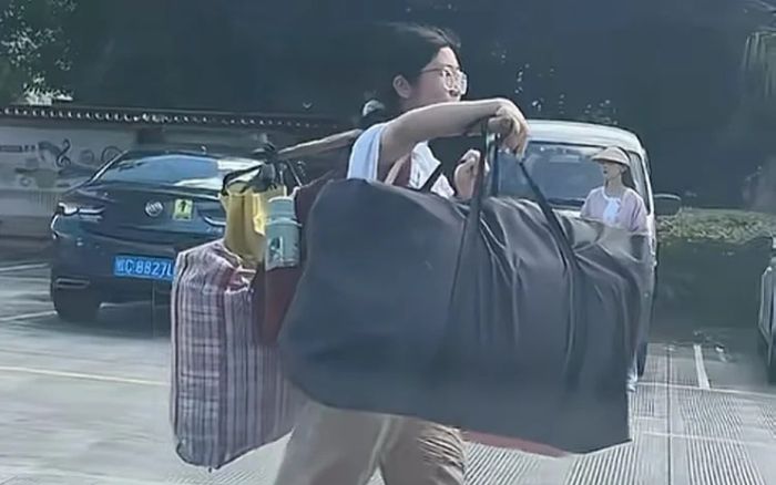 Xúc động nữ sinh gánh hành lý trở về nhà sau kỳ thi bằng chiếc sào tre