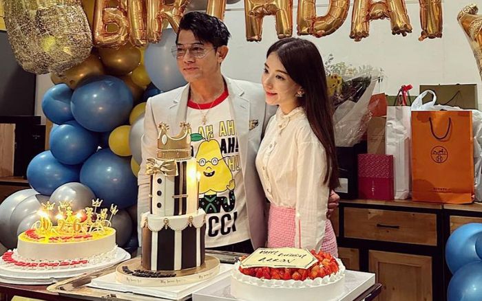 Nam ca sĩ gạo cội của showbiz 60 tuổi vẫn có con với vợ trẻ kém 22 tuổi