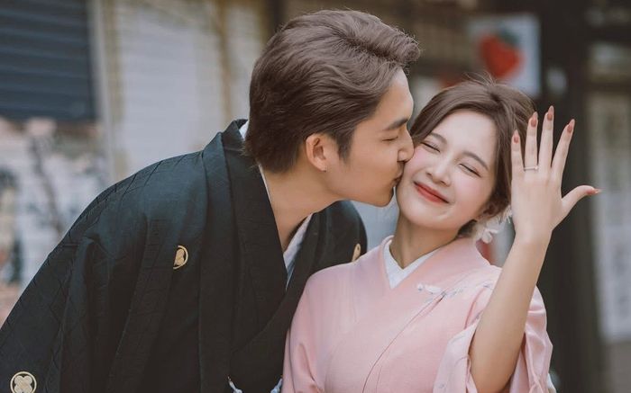Đình Tú bất ngờ 'chốt đơn' quỳ gối cầu hôn, danh tính cô dâu gây chú ý