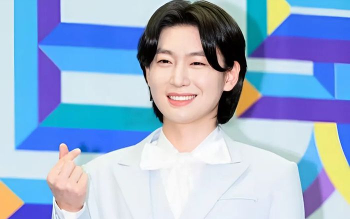 Chàng trai từng từ chối gia nhập đội hình SHINee nay là ca sĩ nổi tiếng với kỷ lục đáng nể