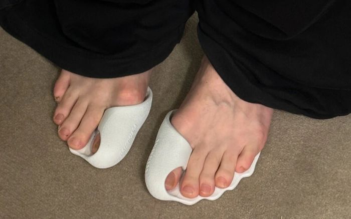 Đôi dép 'hở 4 ngón' giá chục triệu