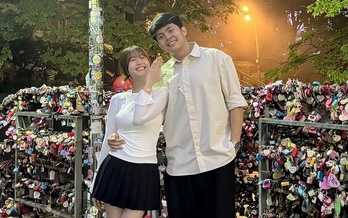 Nam ca sĩ Việt cầu hôn thành công bạn gái bằng nhẫn kim cương