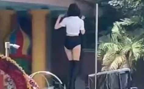 Phẫn nộ phụ huynh thuê vũ công múa cột trước cổng trường của con trai