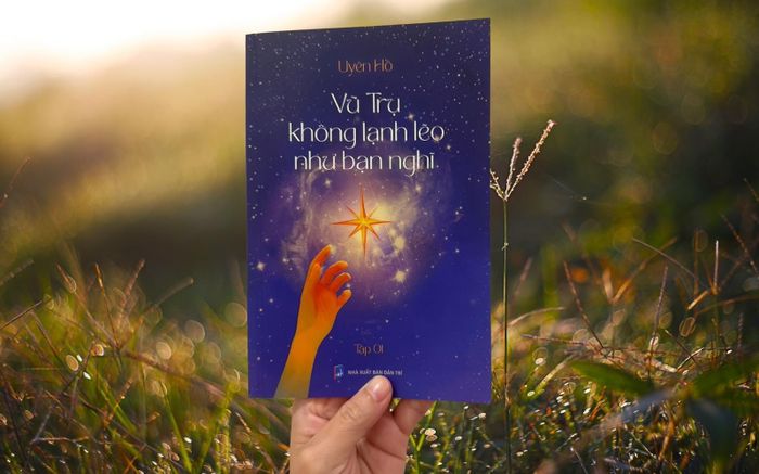 Uyên Hồ: Người đầu tiên viết sách kết hợp khoa học vũ trụ để chữa lành nội tâm