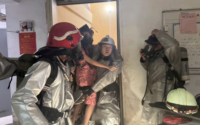 20 người thoát nạn sau vụ cháy chung cư ở Hà Nội