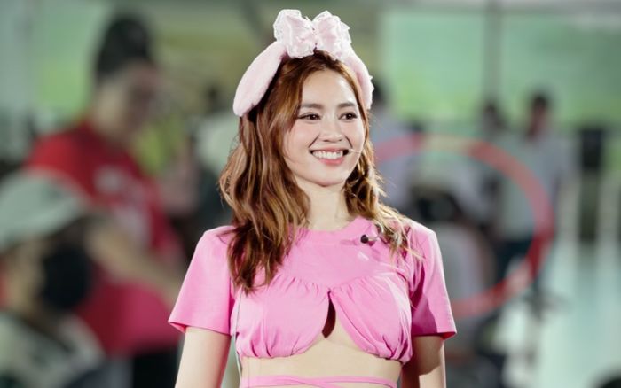 Xôn xao hình ảnh Ninh Dương Lan Ngọc phải ngồi xe lăn