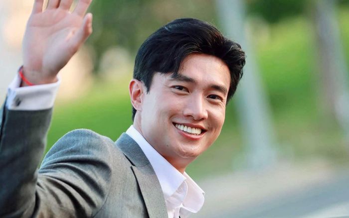 Quốc Trường phản ứng khi khán giả vây kín, kéo tay níu áo