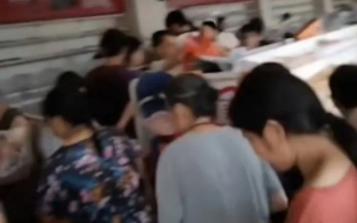 Hàng trăm người xông vào một siêu thị cướp giật hàng hóa lẫn tiền, người chủ bất lực chứng kiến