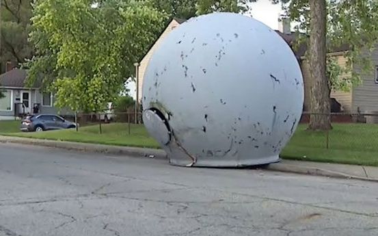 Quả cầu khổng lồ rơi từ trên trời xuống khu phố, người dân hoang mang