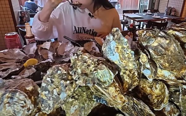 Cô gái 28 tuổi gây sững sờ khi ăn 12kg hàu một lúc