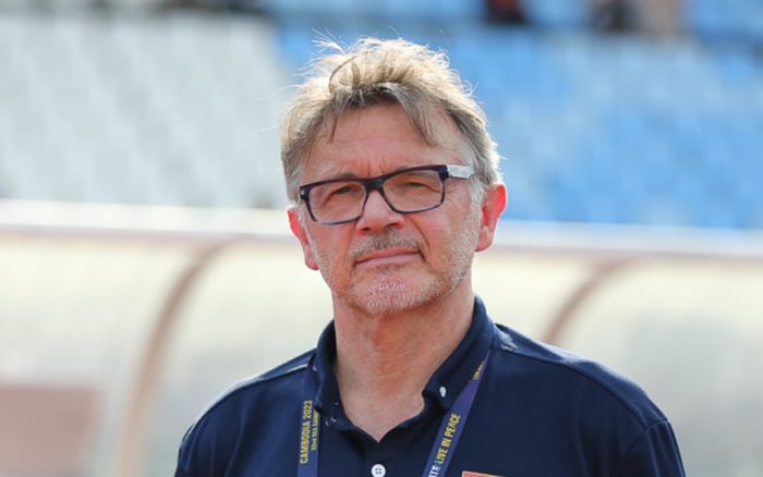 Rắc rối lớn với HLV Troussier