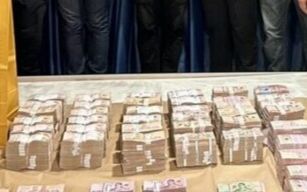 Tịch thu hơn 28 tỷ đồng tiền mặt giấu dưới gầm giường của cặp vợ chồng