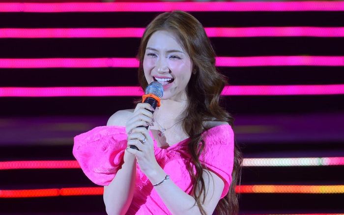 Fan bị bảo vệ dẫm vào chân khi đi xem show, Hòa Minzy phản ứng ra sao?