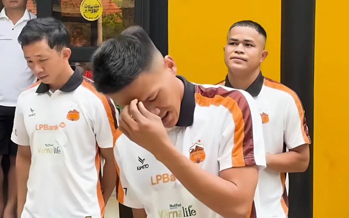 'Các đứa con' của bầu Đức khóc, tặng quà cho nhân viên CLB HAGL