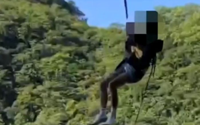 Chở nhau đi thăm bạn, hai thanh niên 19 tuổi rơi xuống thung lũng sâu 20m