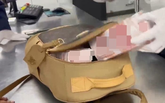 Tịch thu balo chứa hơn 2 tỷ đồng tiền mặt của một hành khách khi xuất cảnh