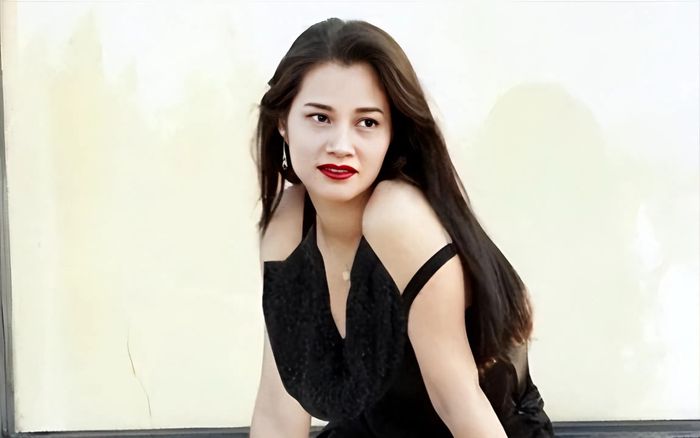 Nữ diễn viên hẹn hò với cha nuôi, bị đạo diễn ép đóng cảnh nóng