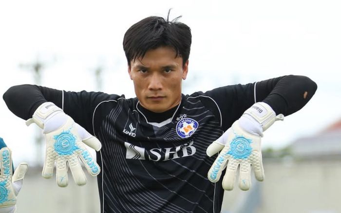 Thủ môn Bùi Tiến Dũng quyết thắng Công Phượng