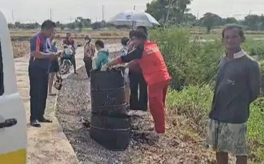 Phát hiện người phụ nữ chìm trong thùng nhựa đường 200 lít giữa đường