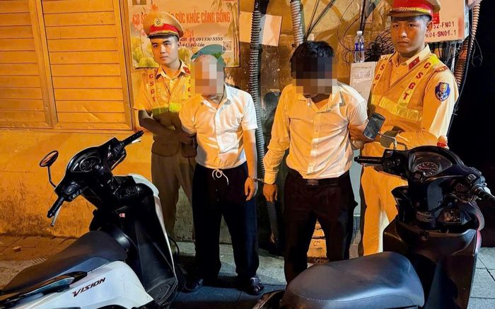 Bí mật sau vỏ bọc ăn mặc lịch sự của 2 thanh niên đẩy xe máy lúc rạng sáng