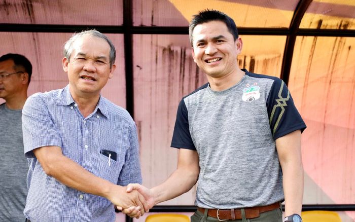 Dậy sóng với bầu Đức