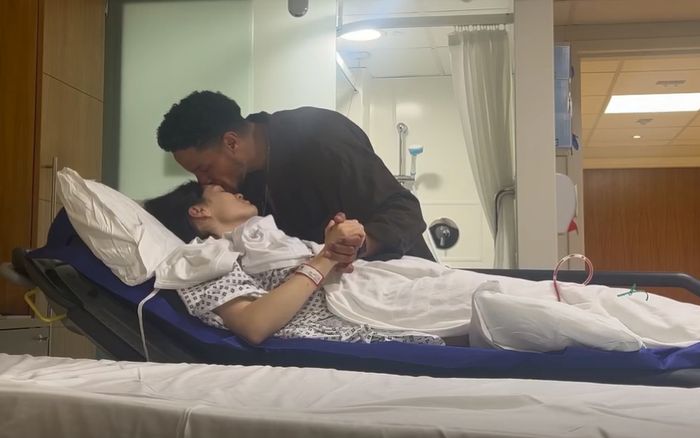 Nữ ca sĩ hàng đầu showbiz công khai hình ảnh phẫu thuật ung thư vú, bạn trai túc trực chăm sóc