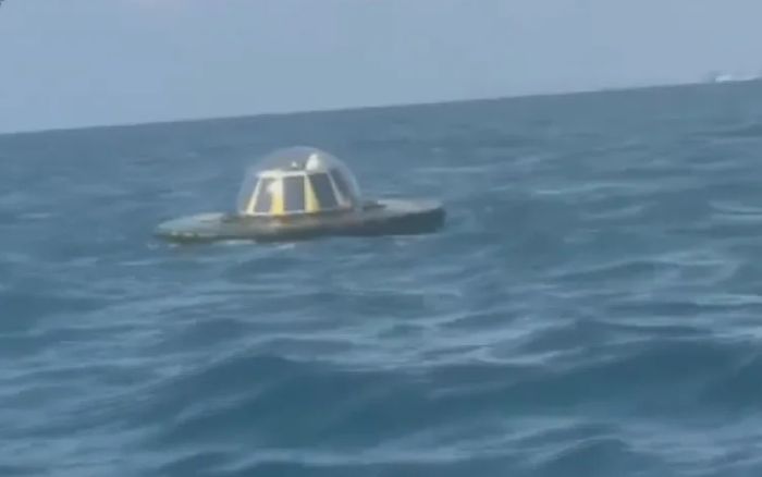 Vật thể lạ hình dáng như 'đĩa bay' xuất hiện trên biển, ngư dân hốt hoảng